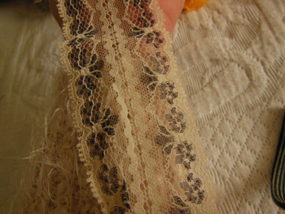 Dentelle moderne Saint André fabrication française 2 mètres sur 4,8 cm A2
