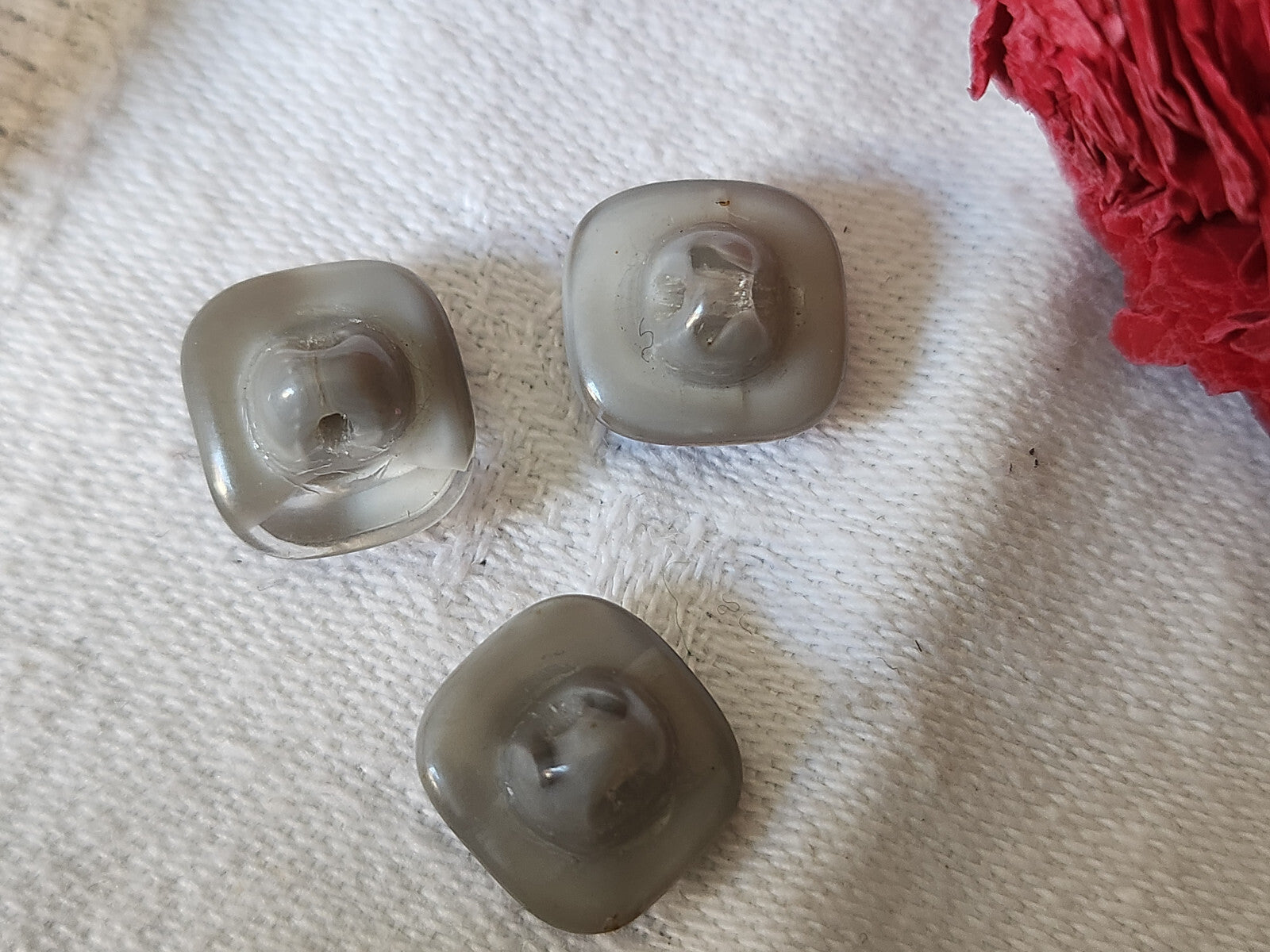 Trio jolis boutons anciens en verre gris laiteux 1,1 sur 1,2 cm D13D