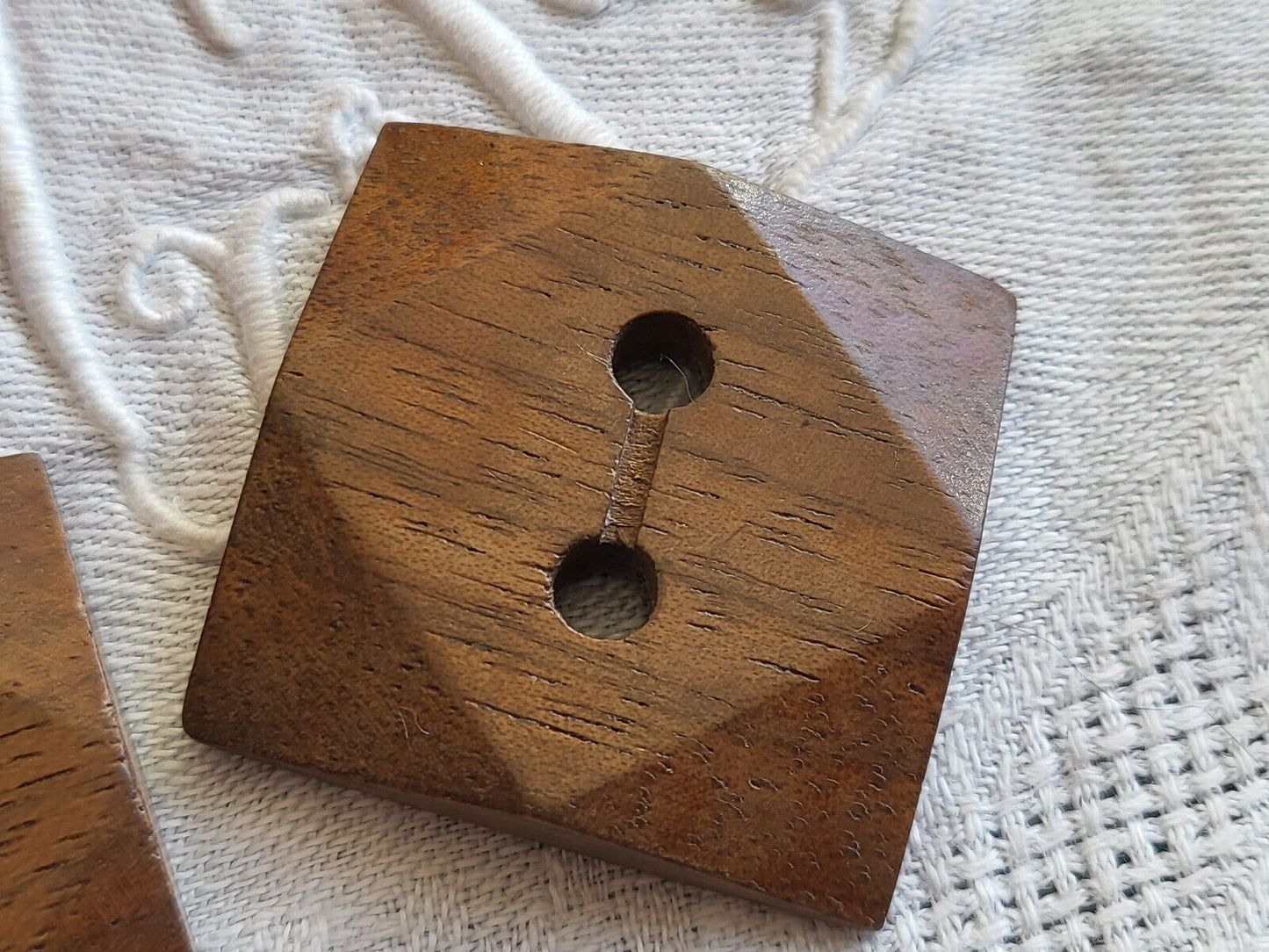 Duo gros boutons ancien en bois carré  marron  3,1 cm ref 5012