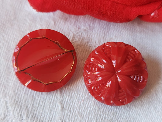 Duo boutons vintage en verre  rouge mordoré  1,8 cm D11C