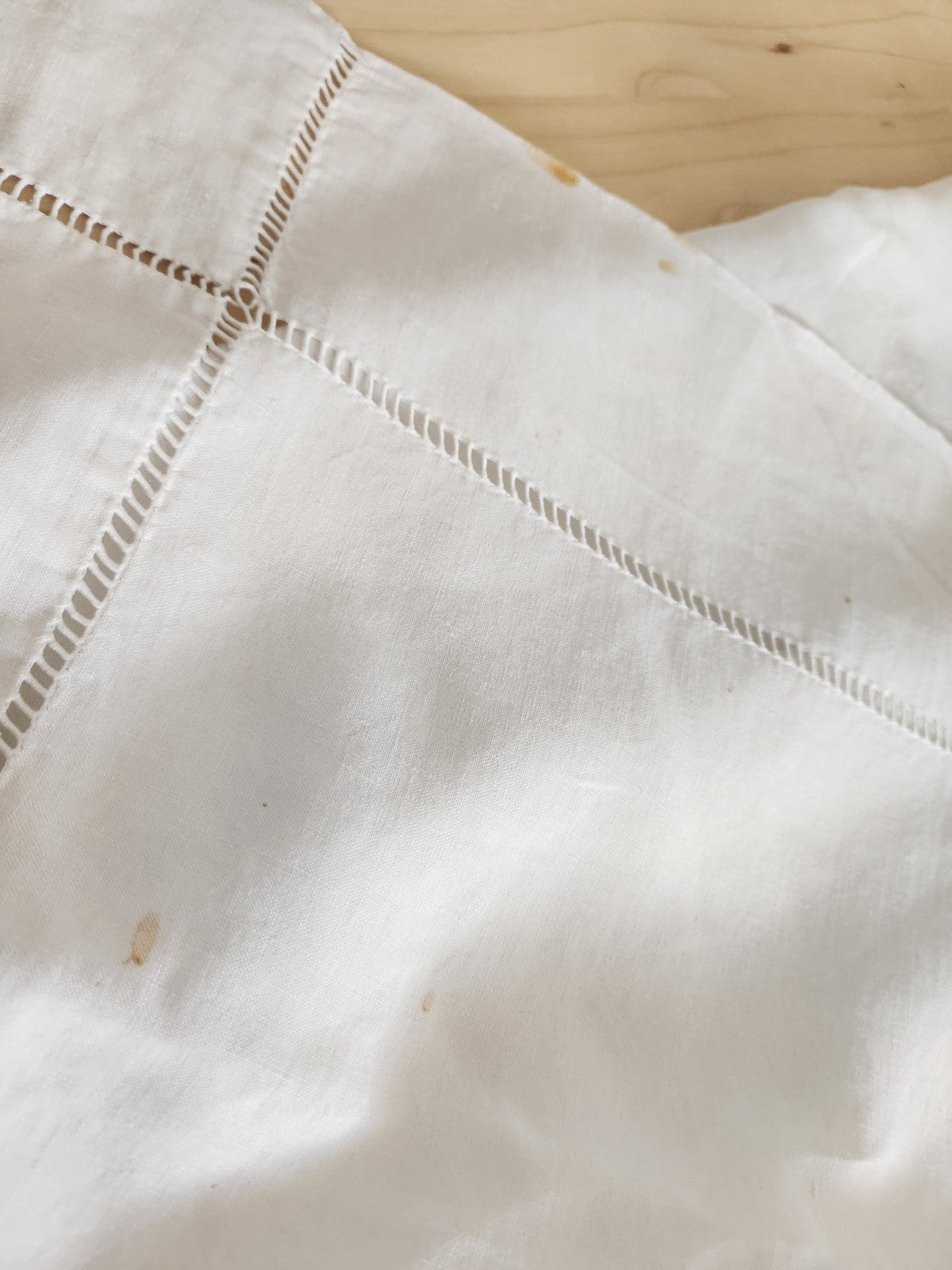 Ancien retour de drap blanc monogramme BB jour échelle découverte  B6