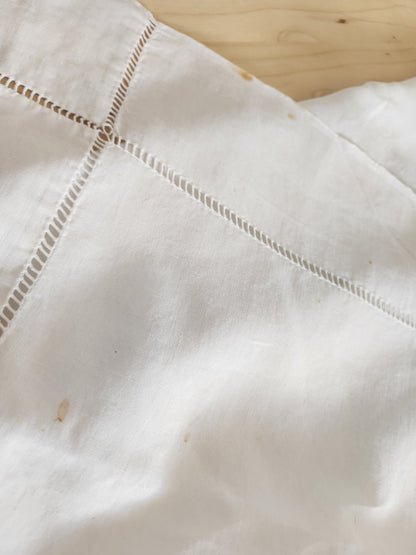 Ancien retour de drap blanc monogramme BB jour échelle découverte  B6