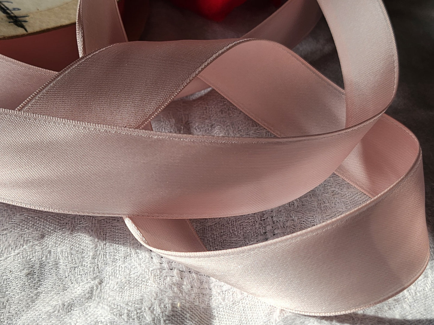 Ruban ancien rose lumineux effet satiné viscose 3 mètres sur 2,5 cm B5 n°19