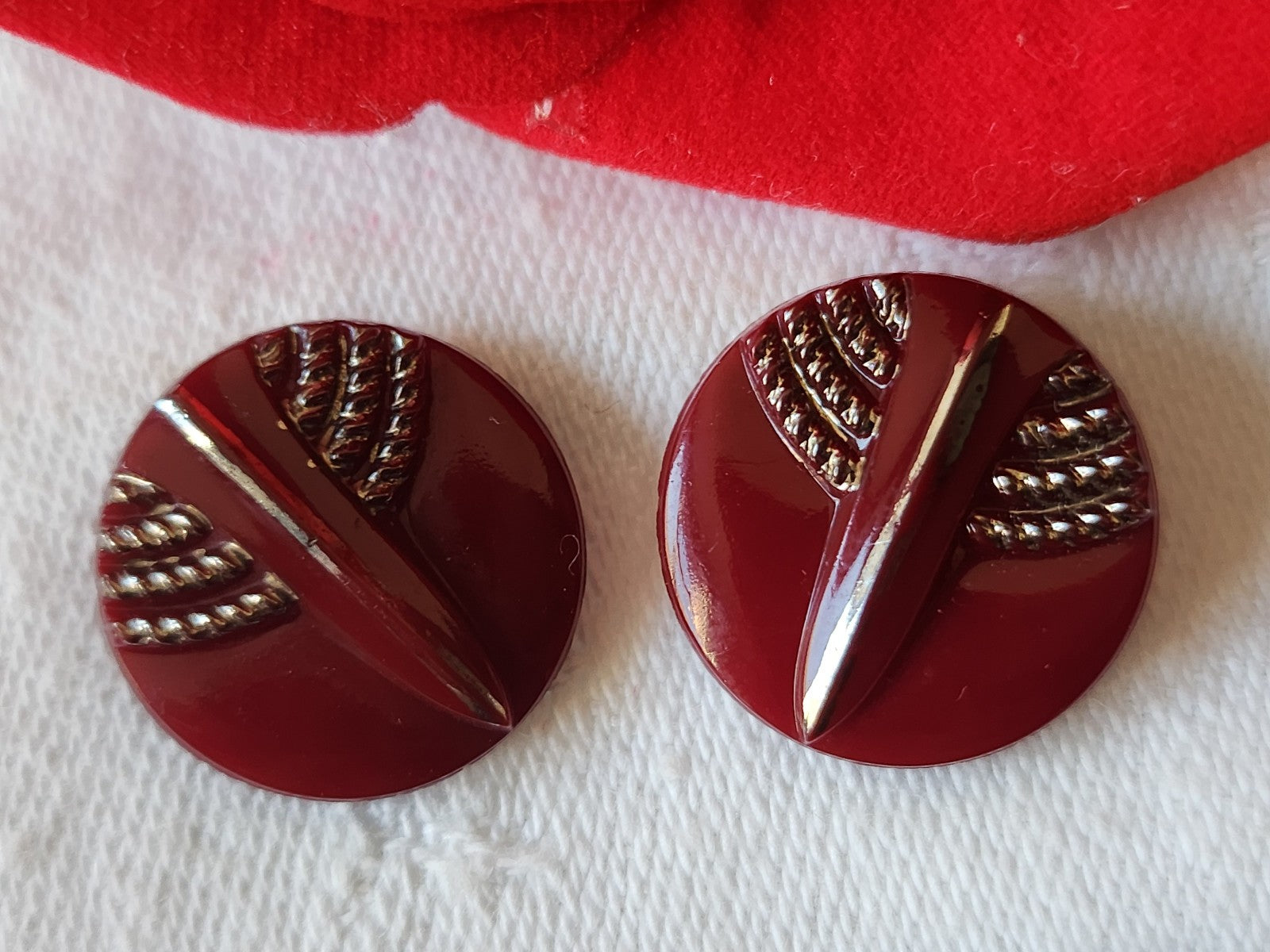 Duo boutons anciens en verre rouge lie de vin  motif vintage 1,8 cm D8A