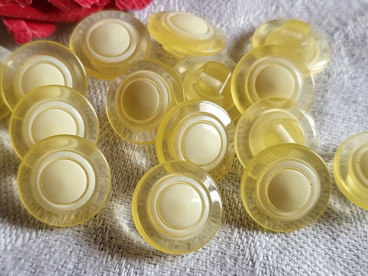 Lot 15 boutons vintage jaune pastel  transparent  pied  1,3 cm ref 2812