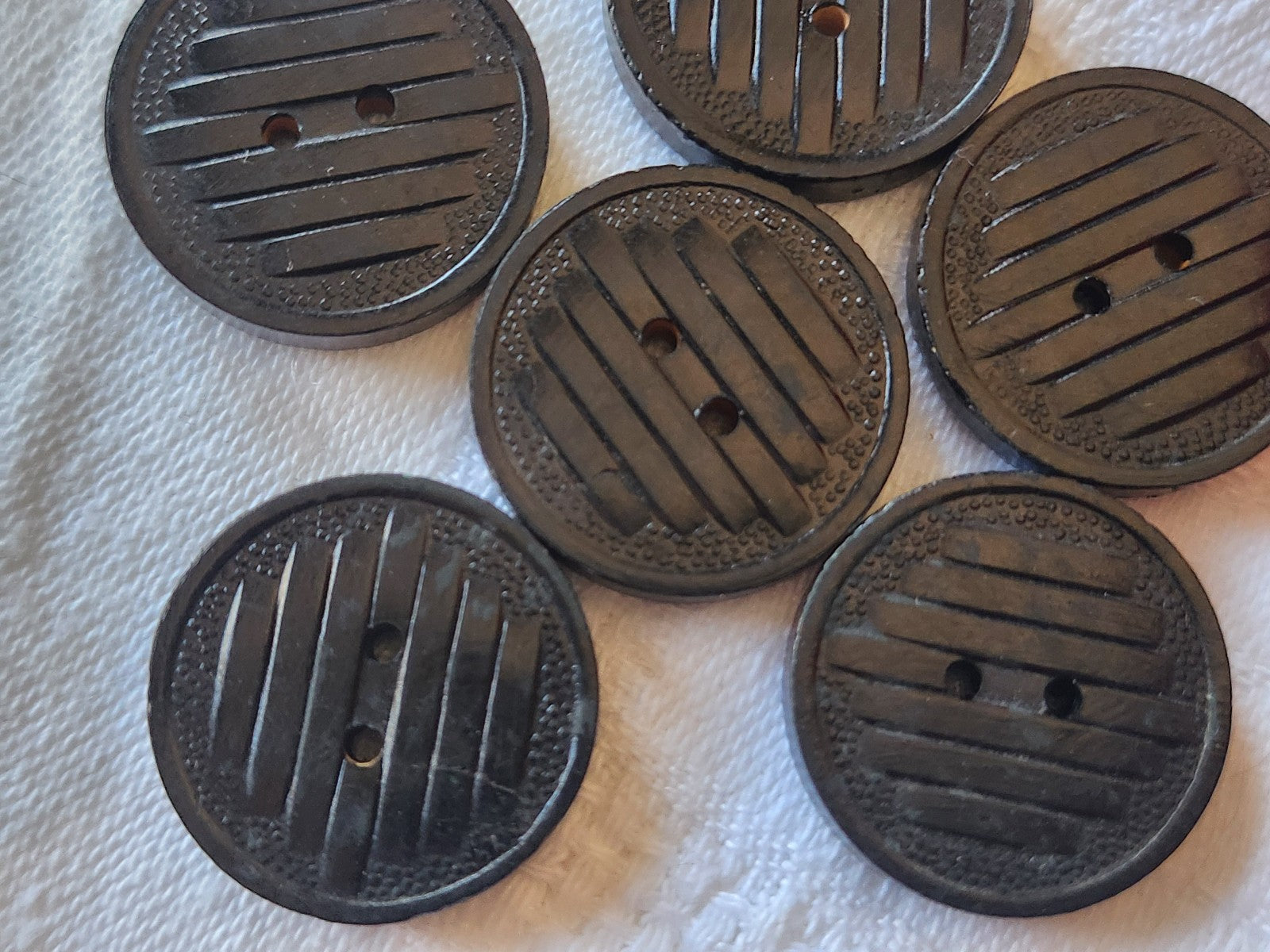 Lot 6 boutons anciens en bois  noir à trous 2,1 cm ref 4950