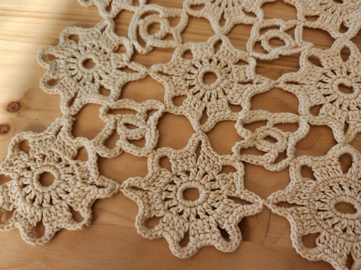 Ancien napperon broderie crochet aéré 28,5 cm sur 46 cm B8