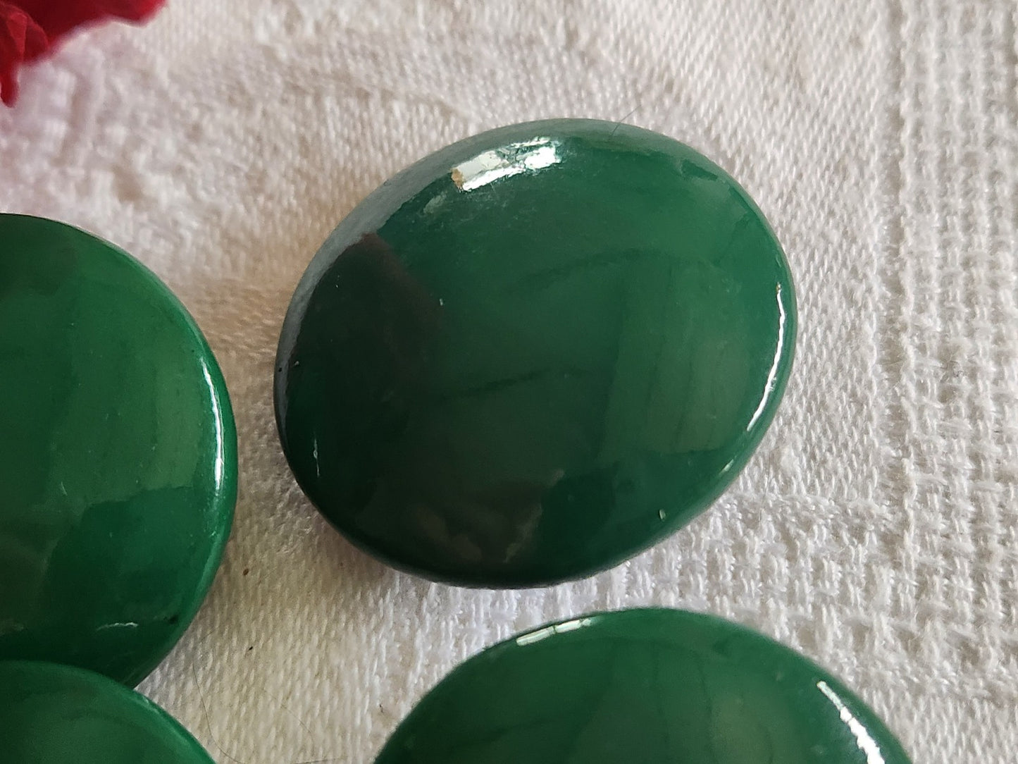 Lot  6 gros  boutons anciens en cuir verni vert lumineux pied 3,3 cm ref 6081
