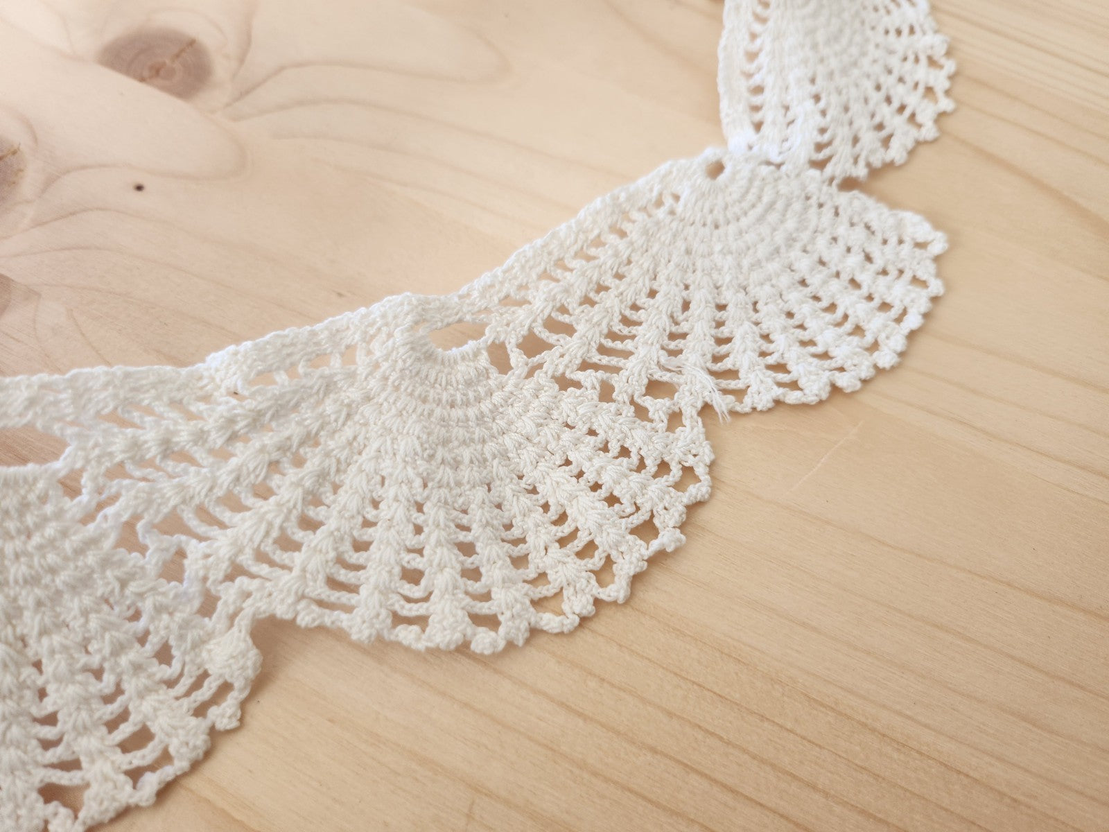 Dentelle ancienne  pourtour napperon crochet blanc  T2-19