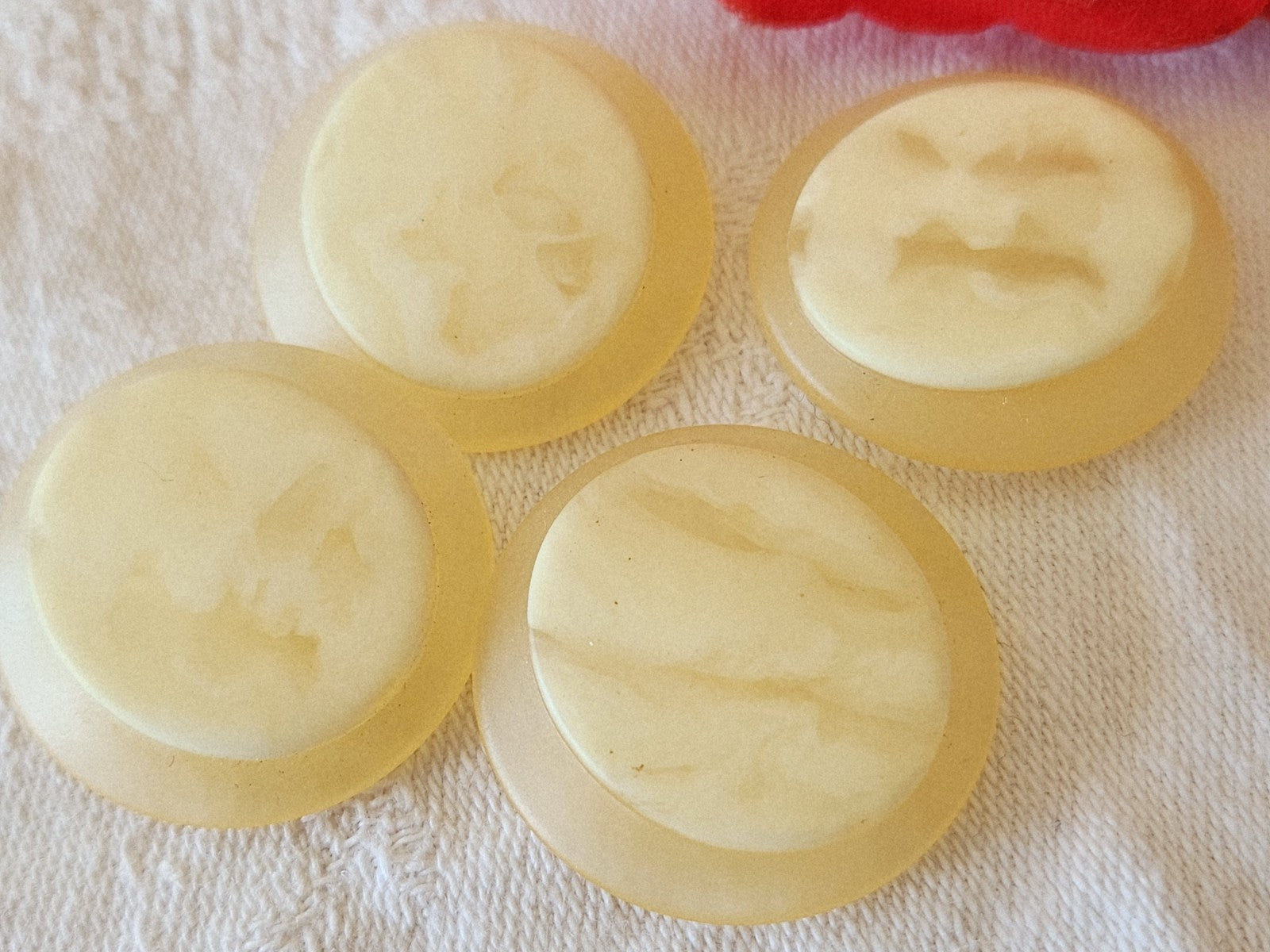 Lot 4 gros boutons vintage lbeige à pied  2,7 cm ref 3864