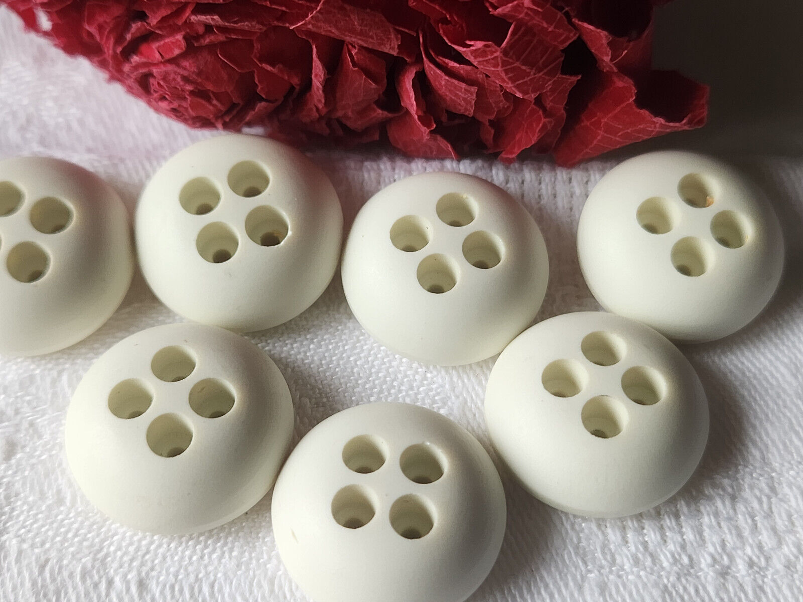 Lot 7  boutons vintage blanc créme bombé à trous 2 cm ref 1434