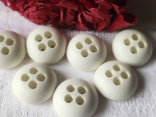 Lot 7  boutons vintage blanc créme bombé à trous 2 cm ref 1434