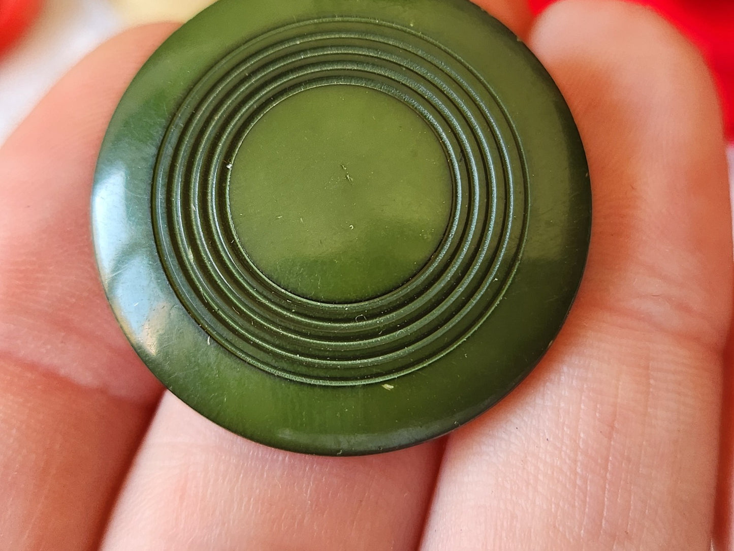 Grand bouton ancien année 50 vert pied laiton 3,1 cm strié D19K