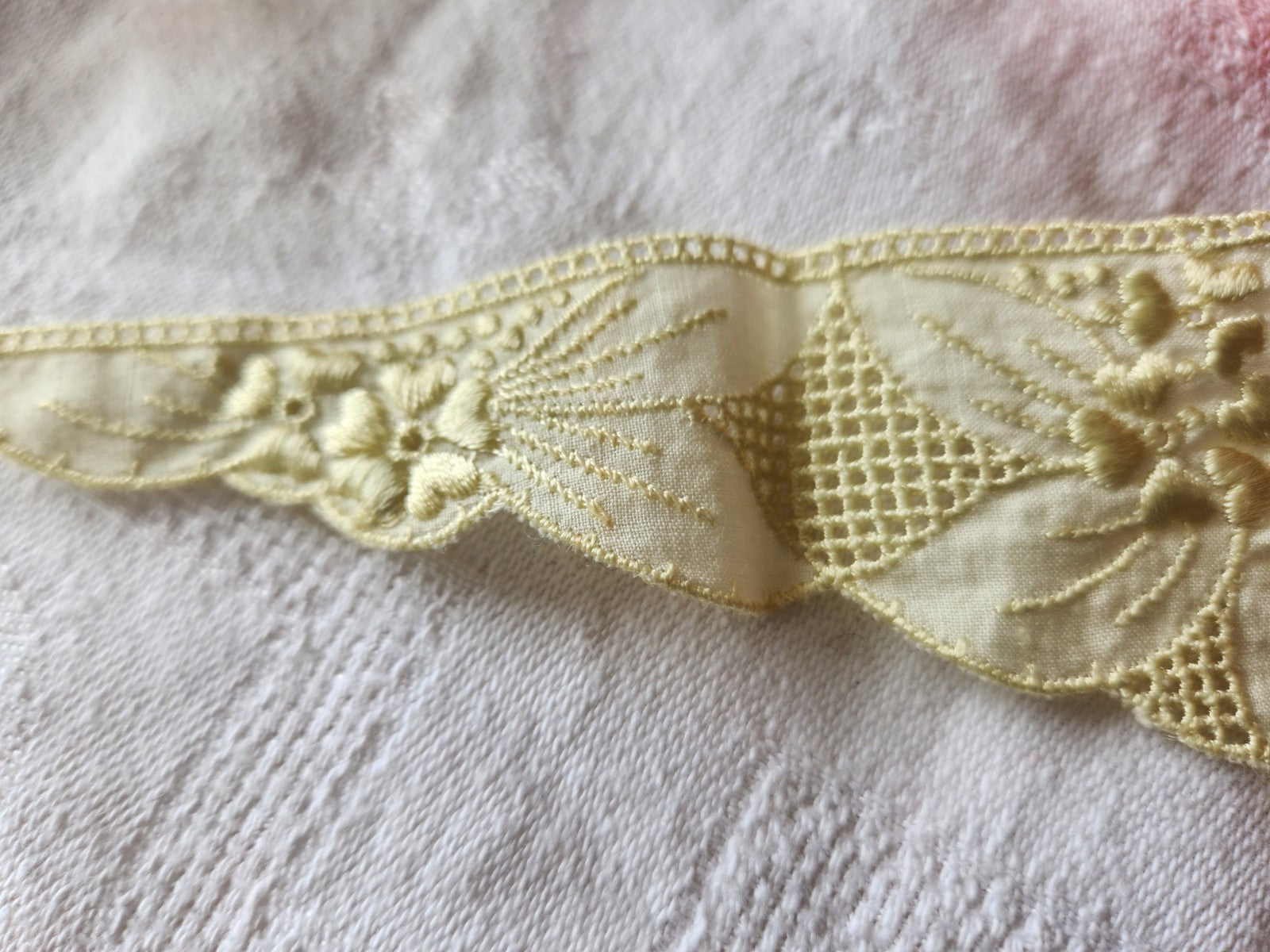 Incrustation application ancienne jaune pale 29,5 cm sur 4,7 cm dentelle  T7