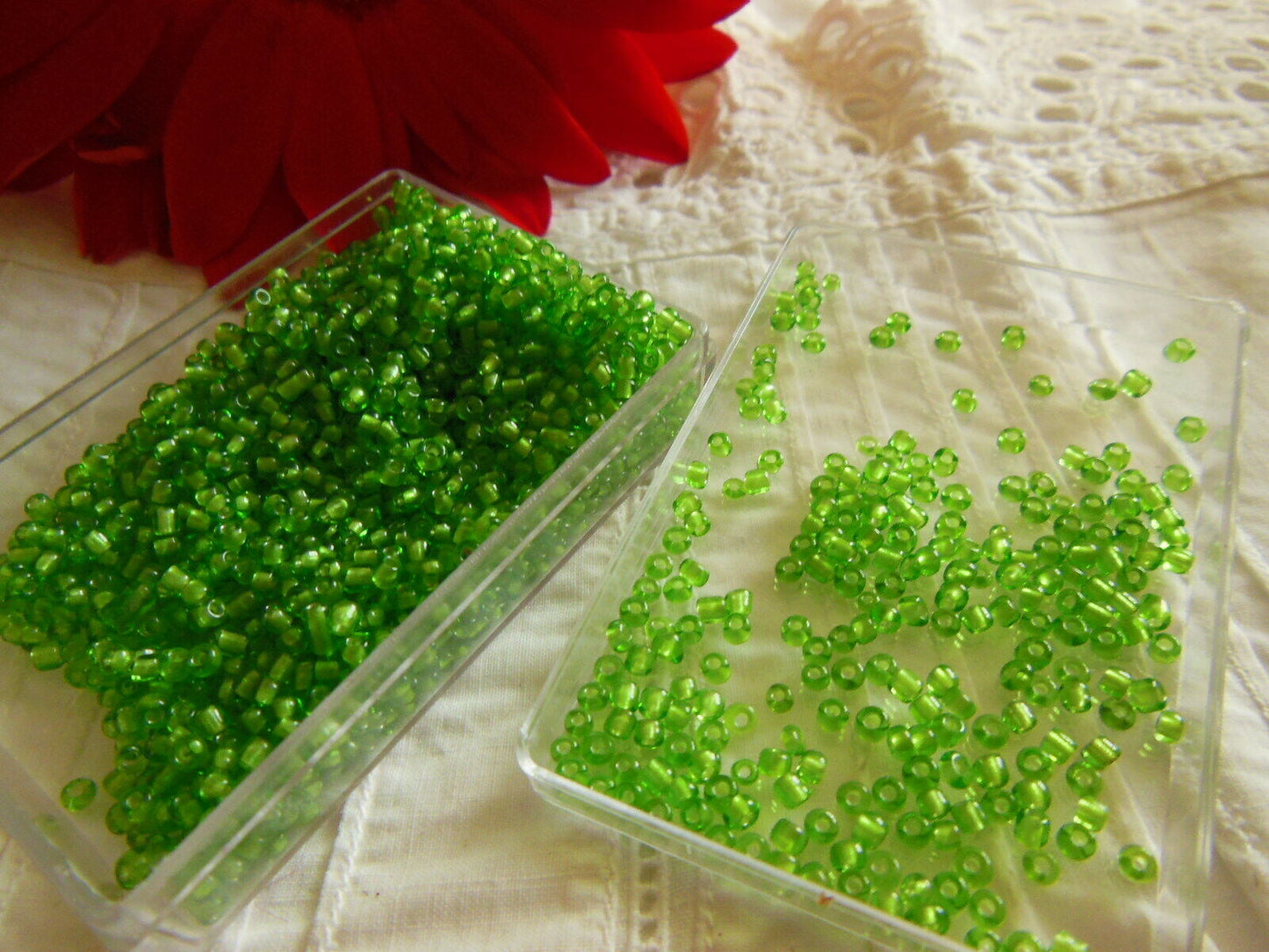 Lot environ 18 grammes de perles de rocaille vert herbe lumineuse   n°94