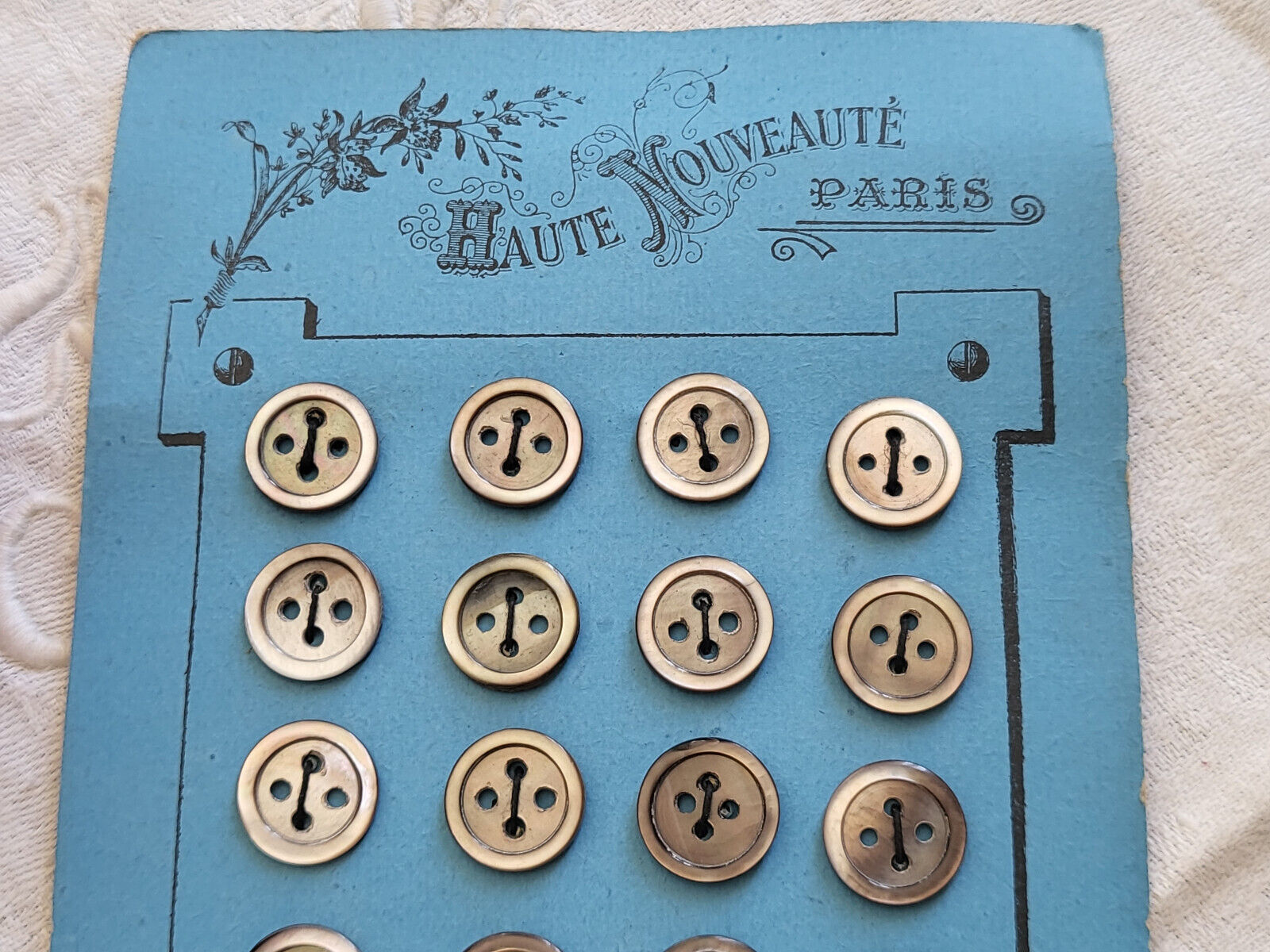 Plaque 24 boutons anciens en nacre gris 1,2 cm année 20/30 N°35