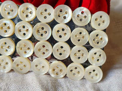Plaque lot 36 boutons anciens en nacre blanc trous 1 cm corsage mini N°1