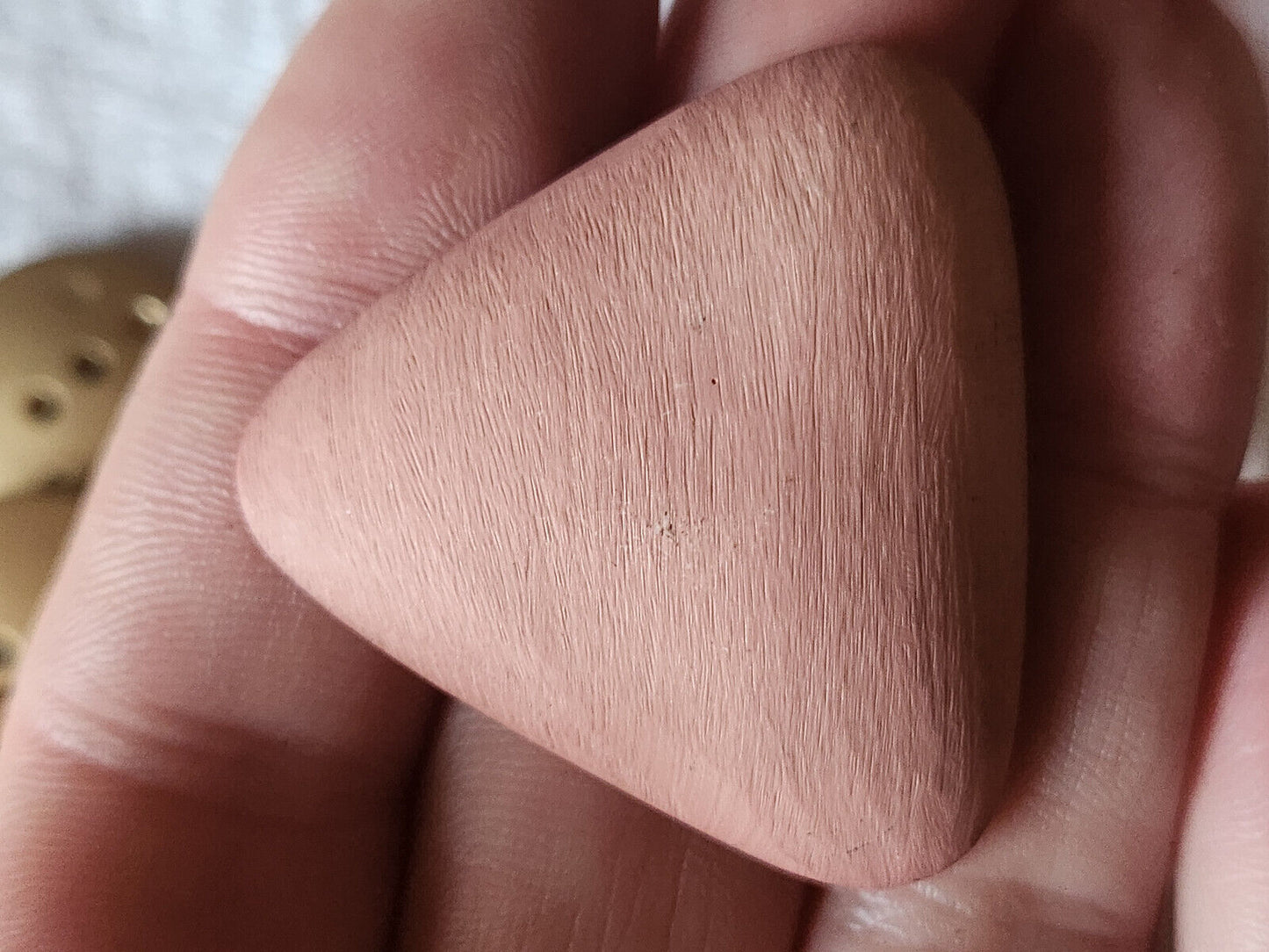 Gros bouton vintage rose forme triangle  4 cm pied D19P