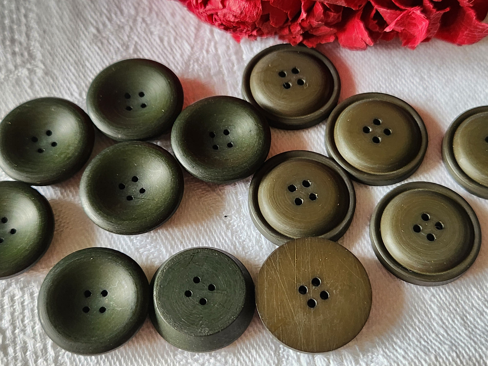 Lot 13 boutons vintage vert kaki 2 series 1,7 et 1,8 cm ref 3181