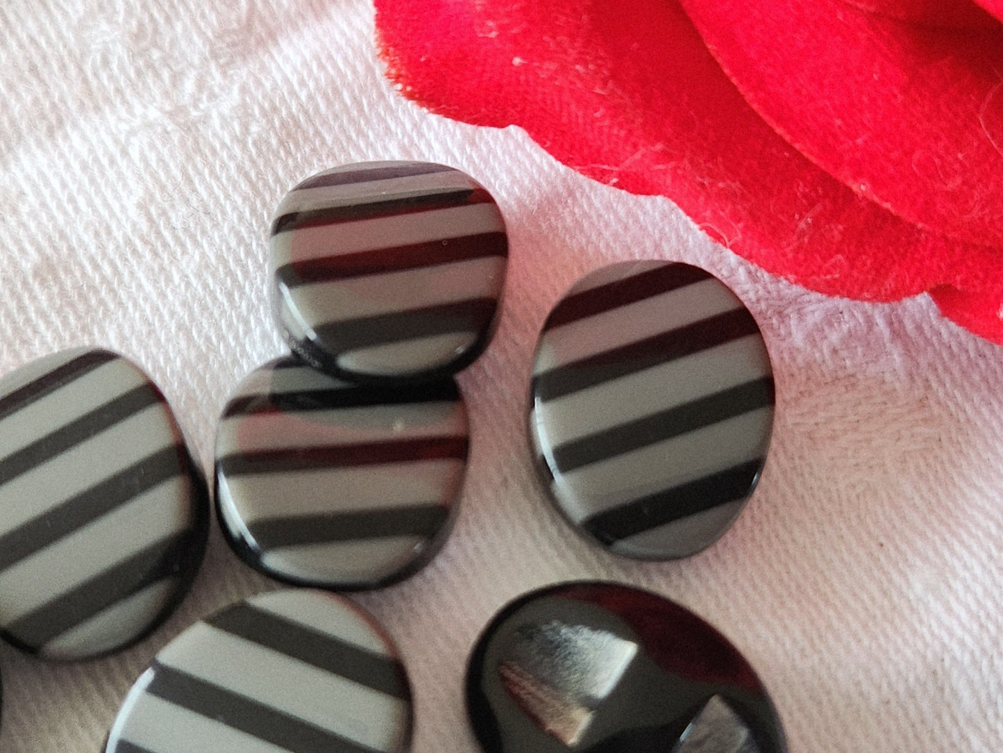 Lot 10 superbes boutons vintage noir gris ovale 1,3 sur 1,7 cm ref 5984