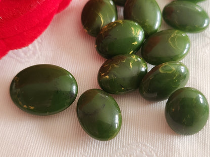 Lot 12 boutons vintage vert  1,2 sur 1,5 cm (11) et 1,4 sur 1,9 cm (1)  ref 6312