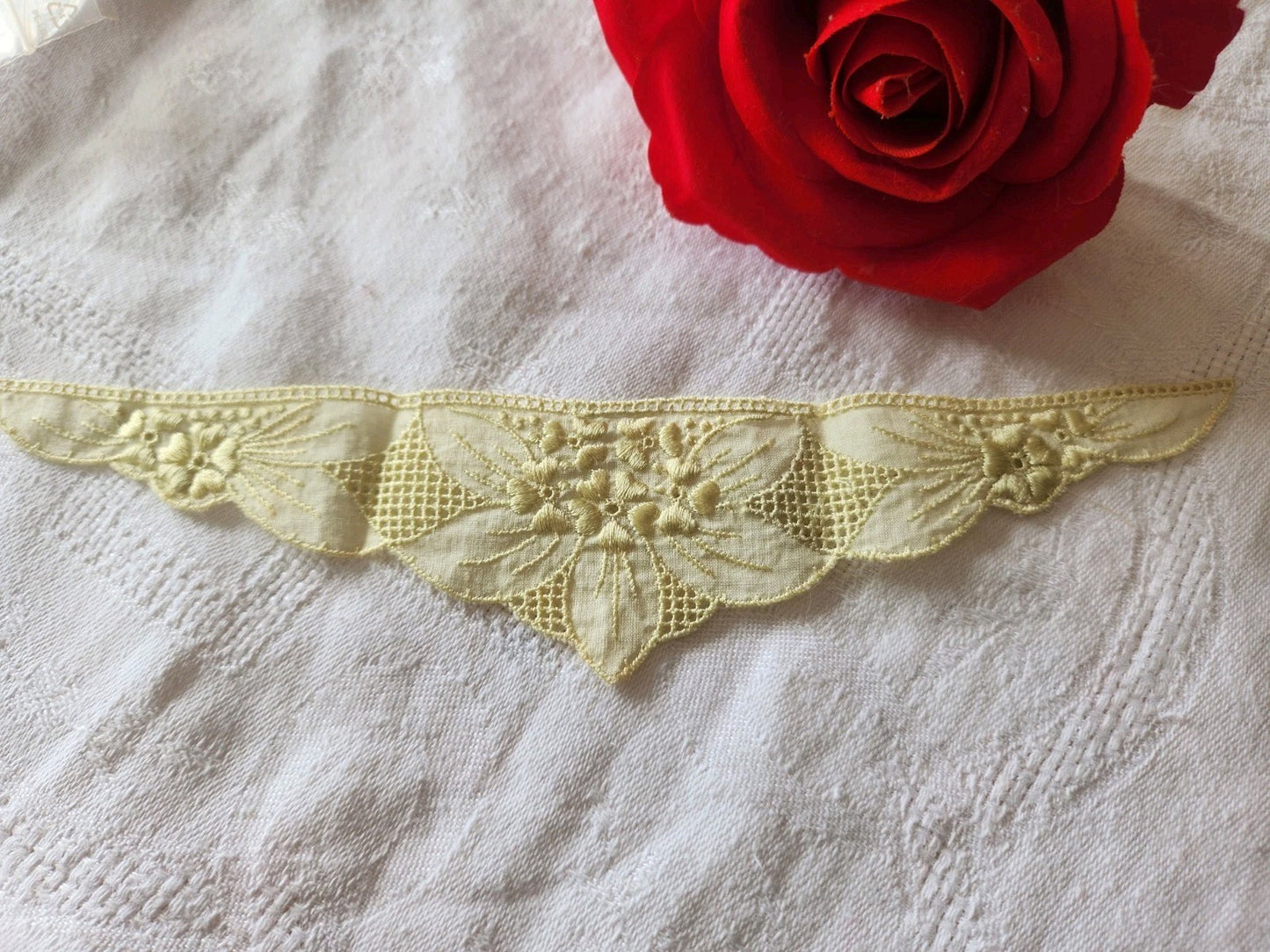 Incrustation application ancienne jaune pale 29,5 cm sur 4,7 cm dentelle  T7