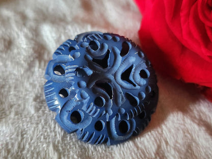 Gros bouton ancien collection bleu sculpté joli ajouré motif 2,6 cm  ref 953