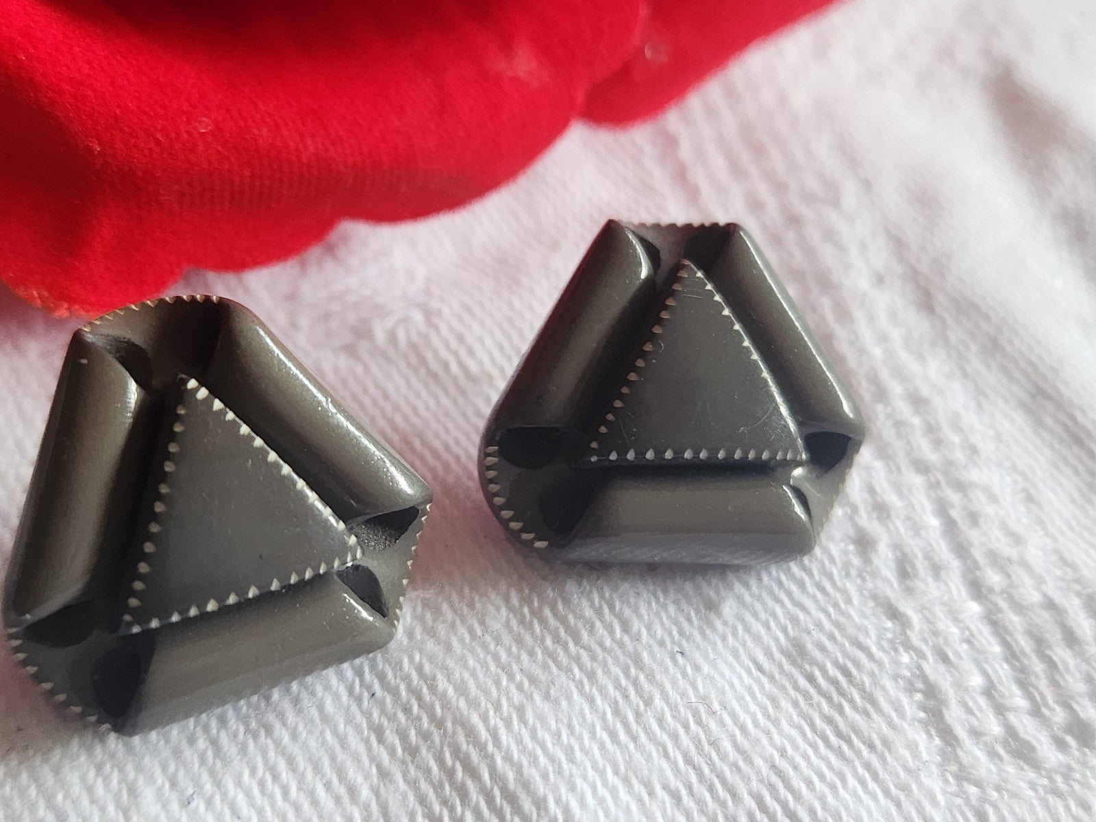 Collection duo boutons anciens gris volume triangle pied laiton 1,8 cm D5J