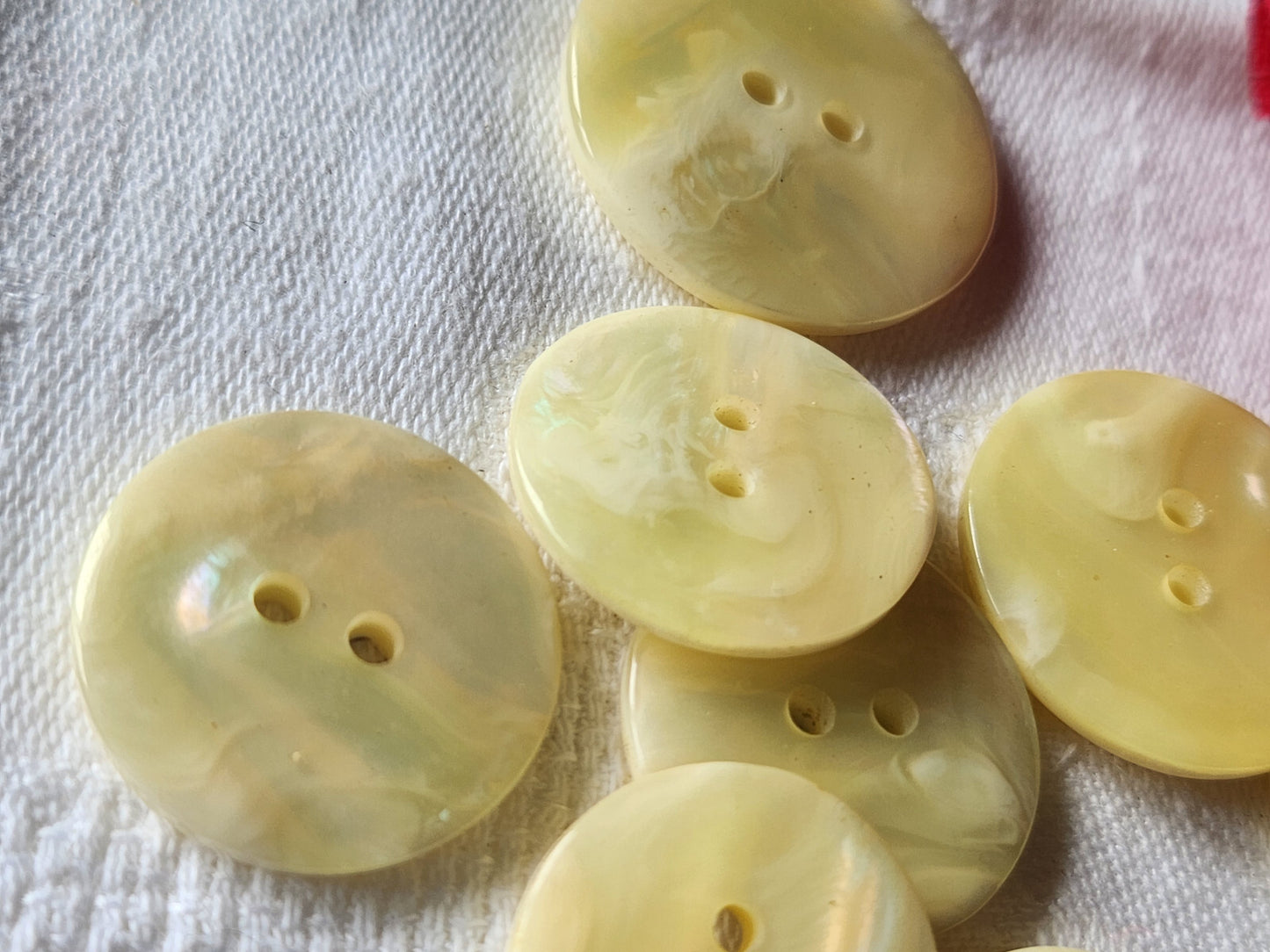 Lot 8  boutons vintage panaché creme irisé mordoré 2 à 2,8 cm ref 4914