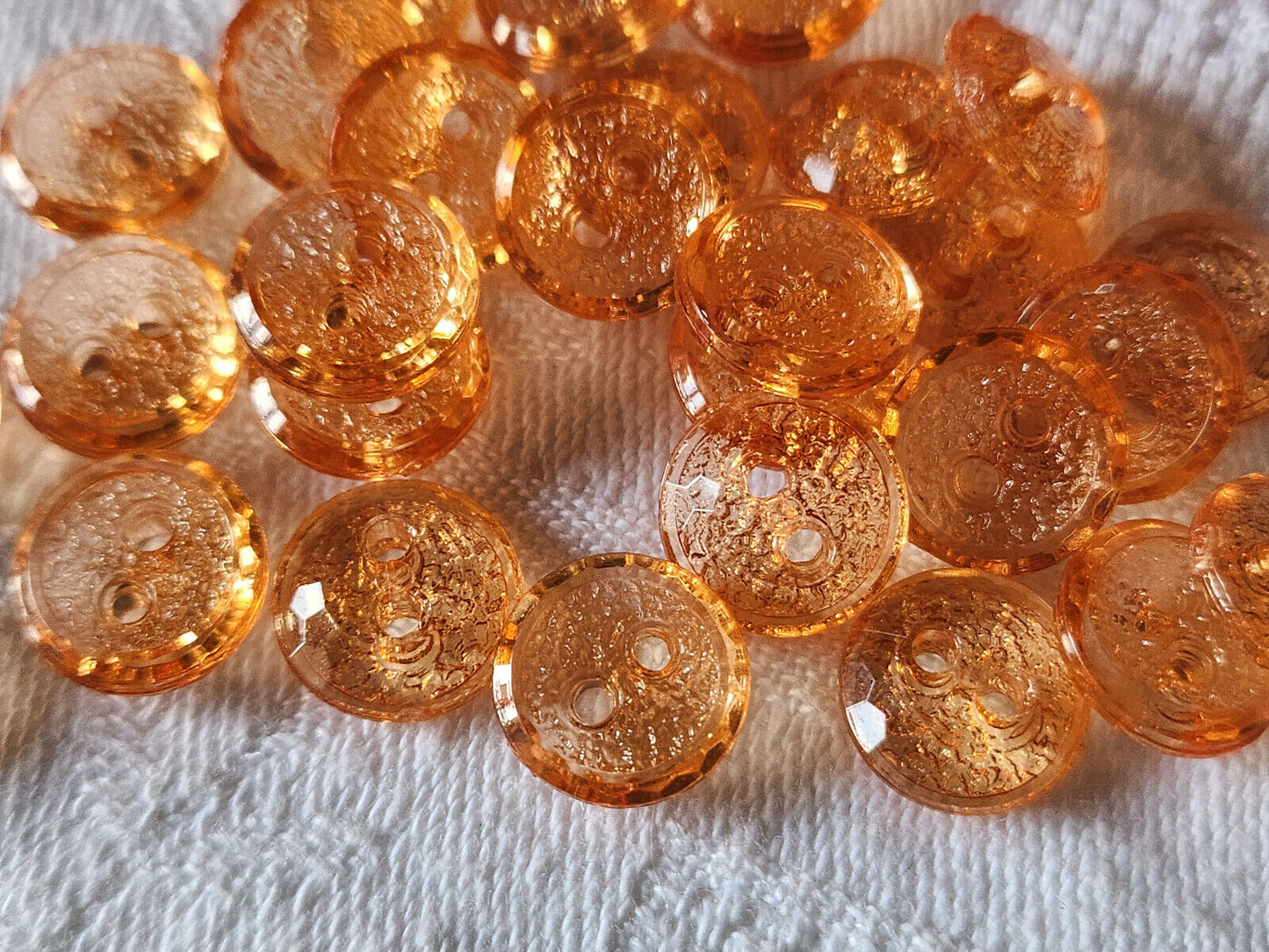 Lot 26 boutons vintage transparent orange plastique trous petits 1,1 cm ref 3136