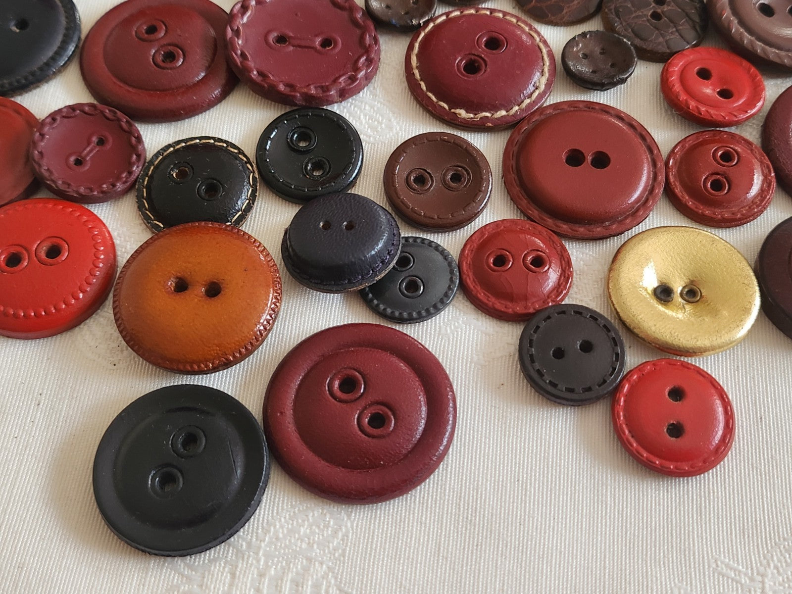 Gros lot de boutons anciens en cuir à trous panaché 1,4 à 3 cm ref 6349