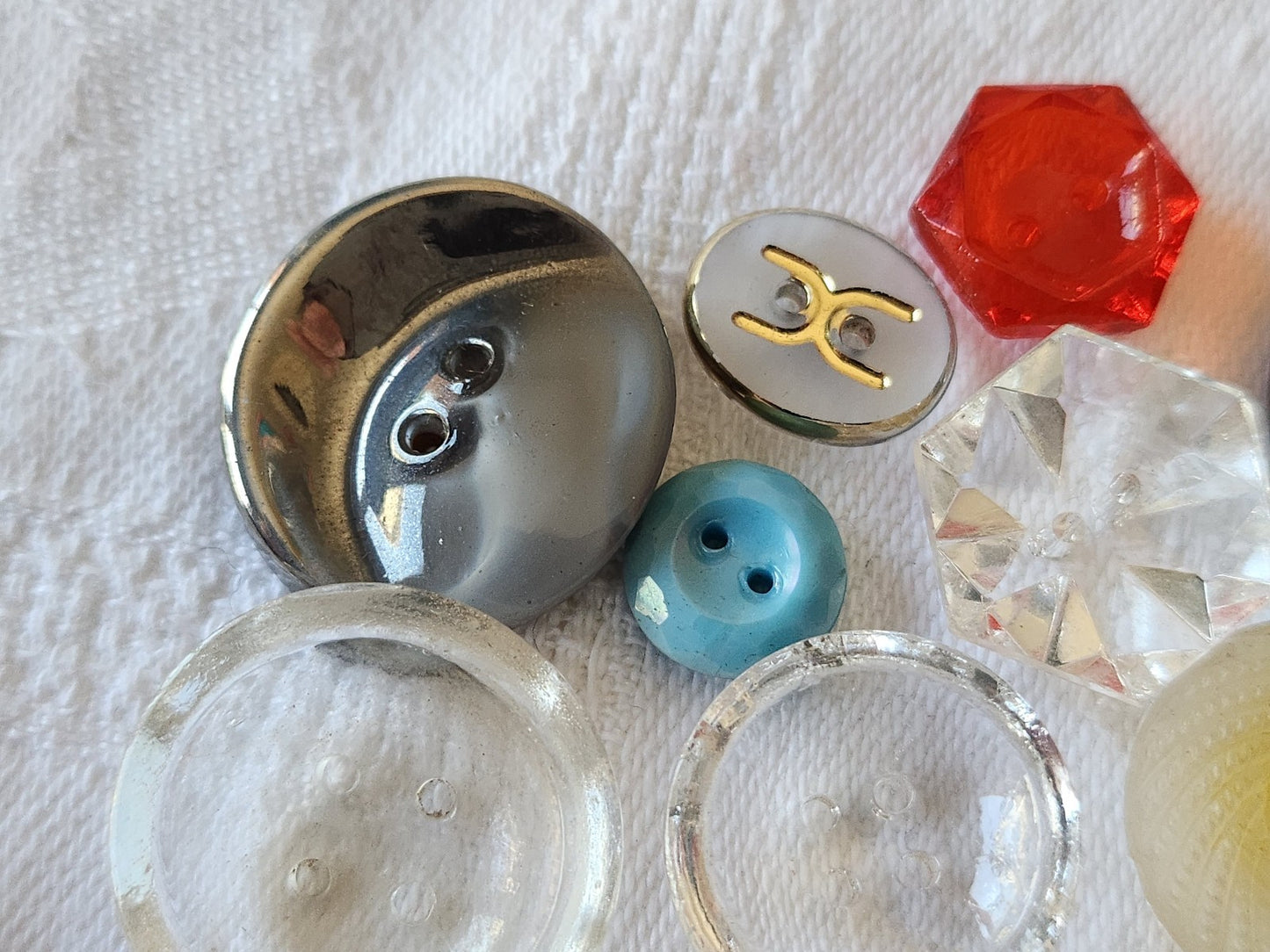 Lot 12 boutons anciens en verre à trous panaché 1 à 2,2 cm ref 5182