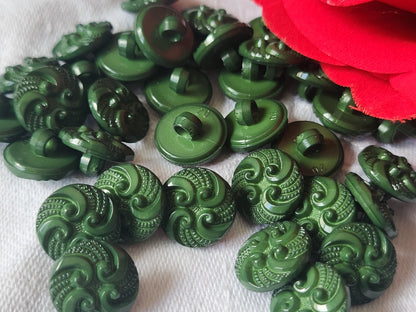Lot 33 boutons vert travaillé ond d'atelier petits 1,2 cm ref 2474