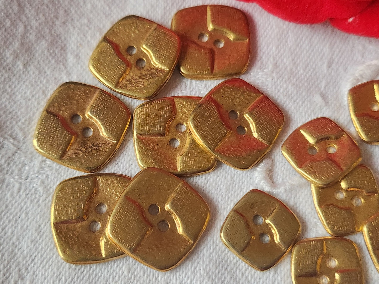 Lot 14 boutons vintage en métal carré 1,3 et 1,8 cm trous ref 403
