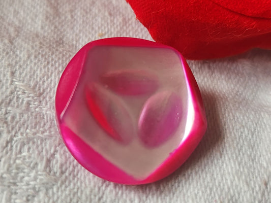 Bouton en nacre rose flashy travaillé pied 2,2 cm D16C