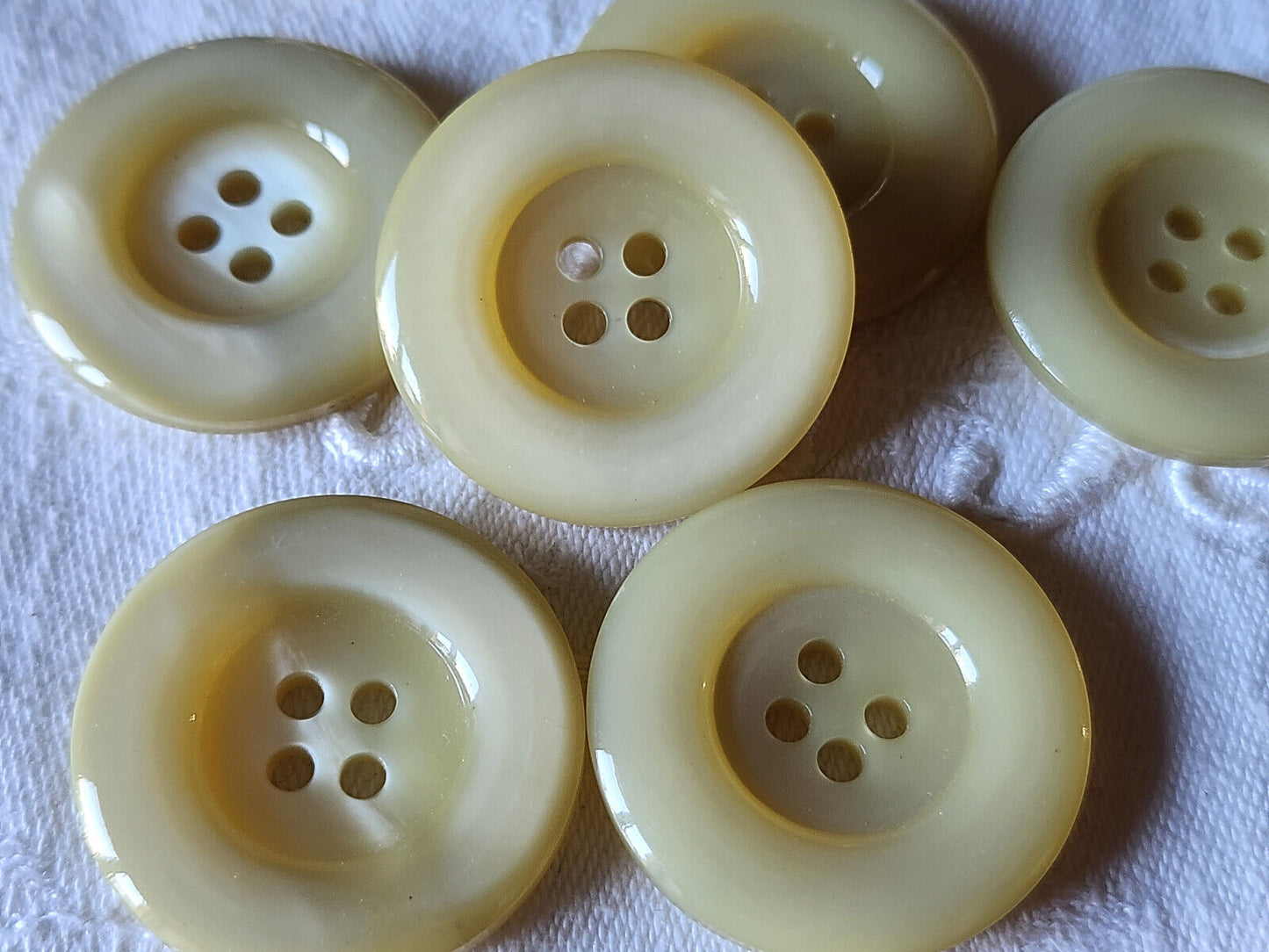 Lot 5 gros boutons vintage beige lumineux trous 3,3 cm manteaux lourd ref 2869