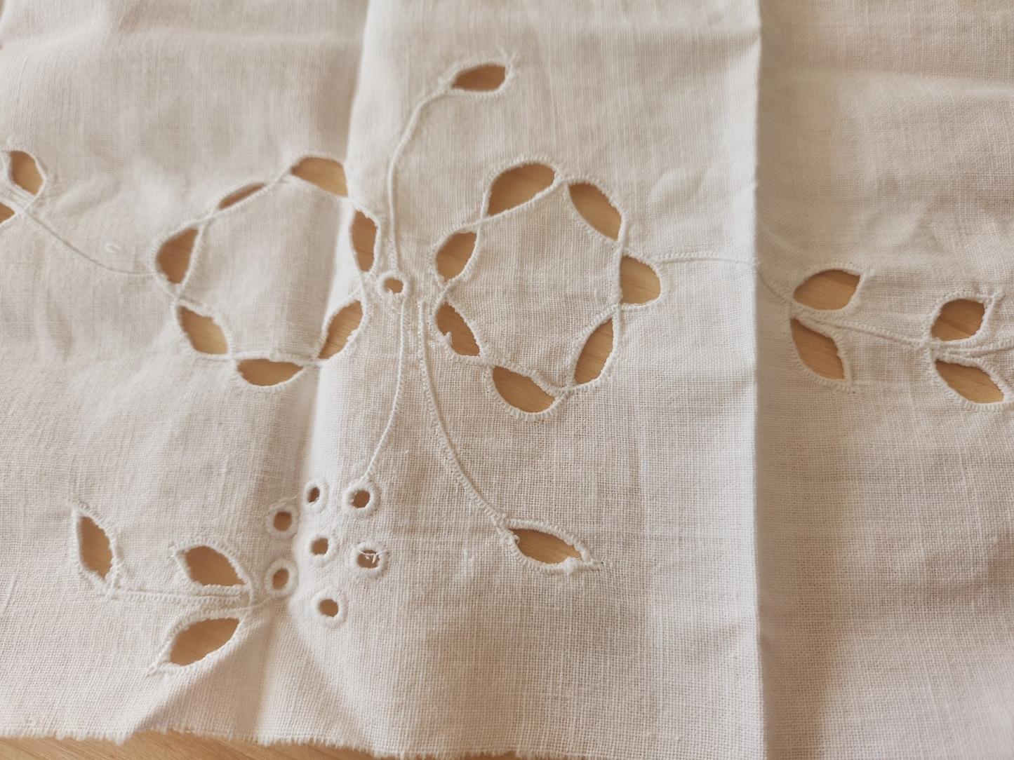 Broderie ancienne ajouré incrustation dentelle création couture T1-1