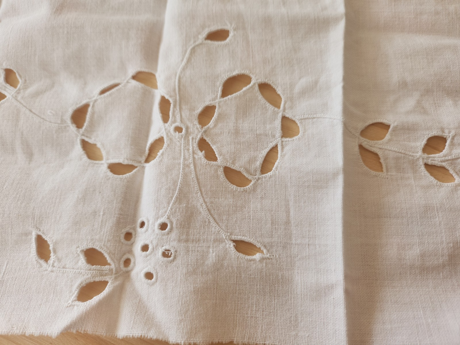 Broderie ancienne ajouré incrustation dentelle création couture T1-1