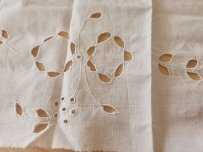 Broderie ancienne ajouré incrustation dentelle création couture T1-1