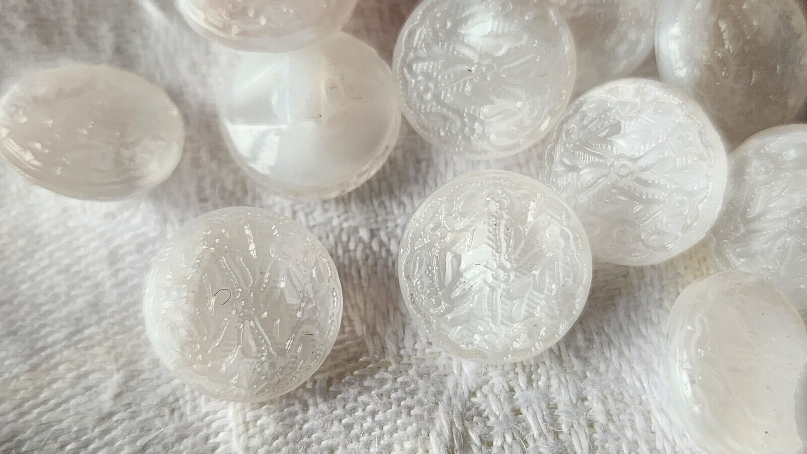 Lot 11 mini boutons anciens en verre blanc laiteux motif  11 mm ref 2557