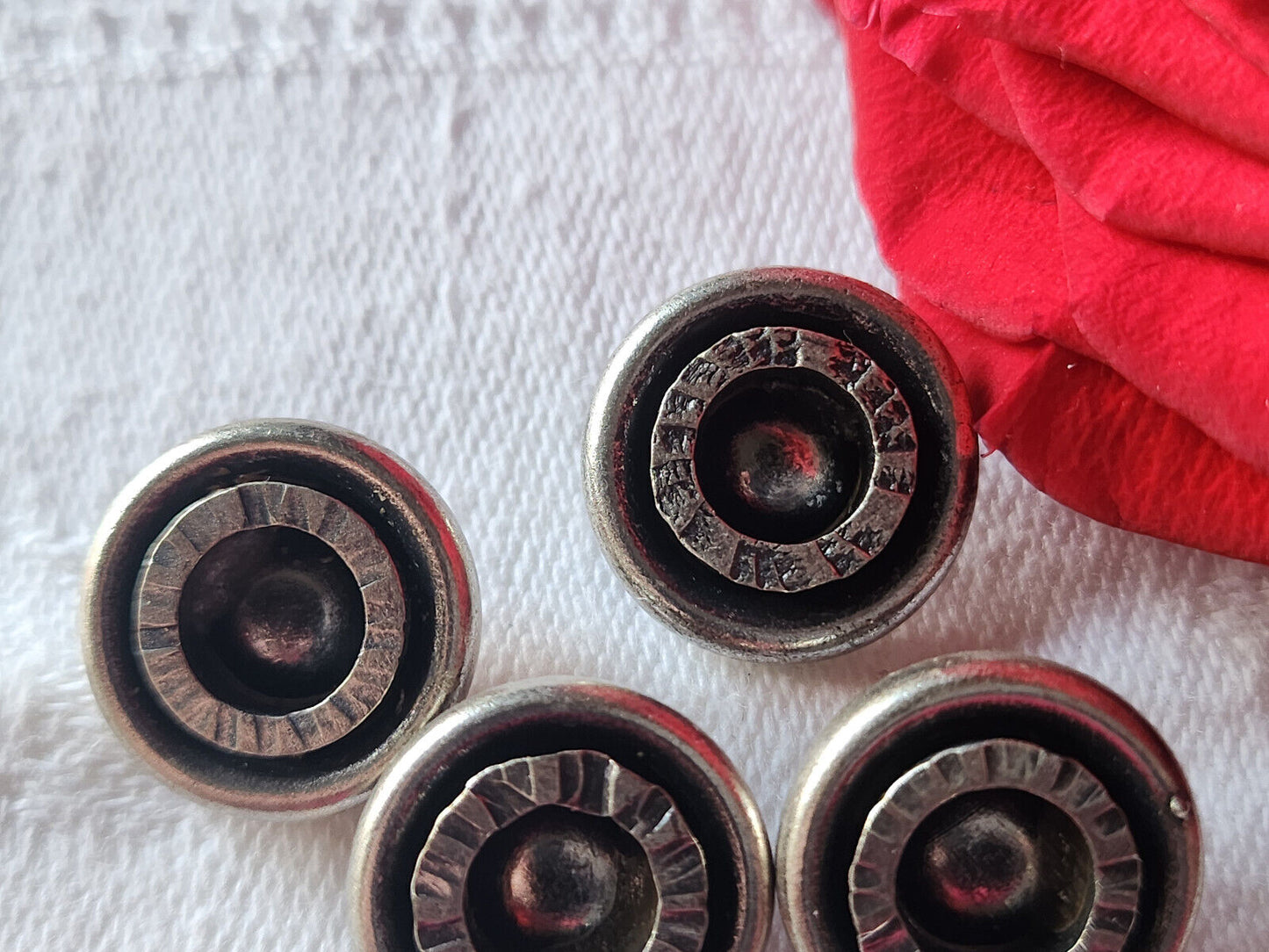 Lot 4 boutons vintage en métal argenté  pied 1,5 cm G17D
