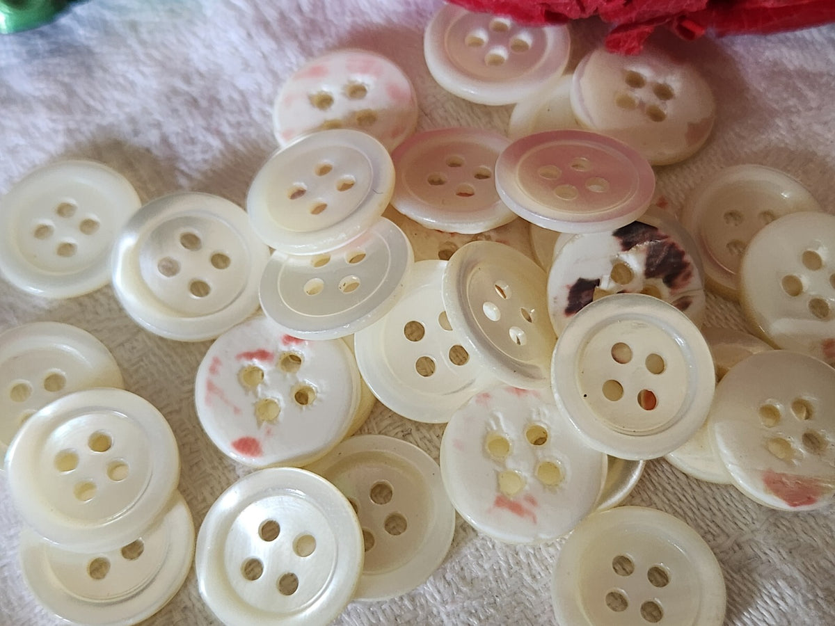 Lot 20 boutons vintage en nacre blanc 4 trous  1,4 cm ref 2502