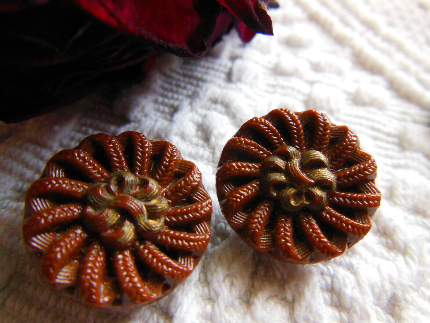 Duo boutons anciens en verre marron travaillé  fleur travaillé 1,8 cm ref 106