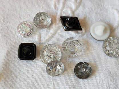 Lot 10 boutons anciens en verre argenté panaché 1,1 à 1,4 cm ref 1693
