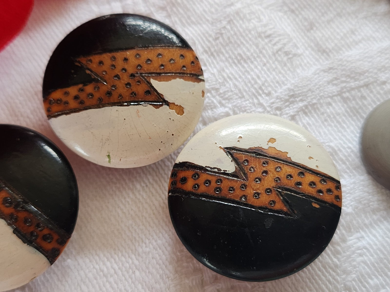 Trio boutons anciens en bois peint collection   à pied 2,6  cm ref 1925