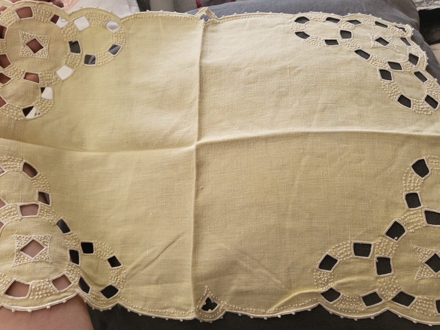 Napperon vintage ancien jaune plumetis ajouré superbe 48 cm sur 32 cm B6-20