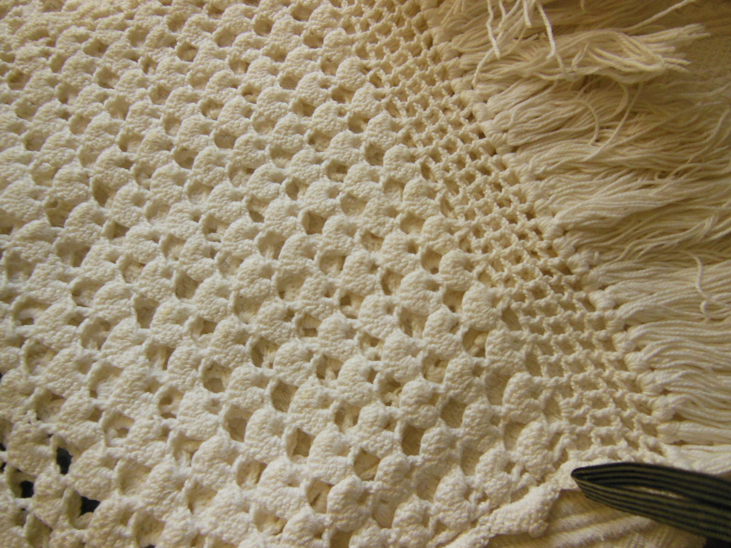 Napperon vintage crochet épais à franges à nettoyer 32 sur 74 cm B6-83
