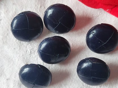 Lot 6 boutons anciens en cuir  bleu à pied 1,8 cm ref 5172