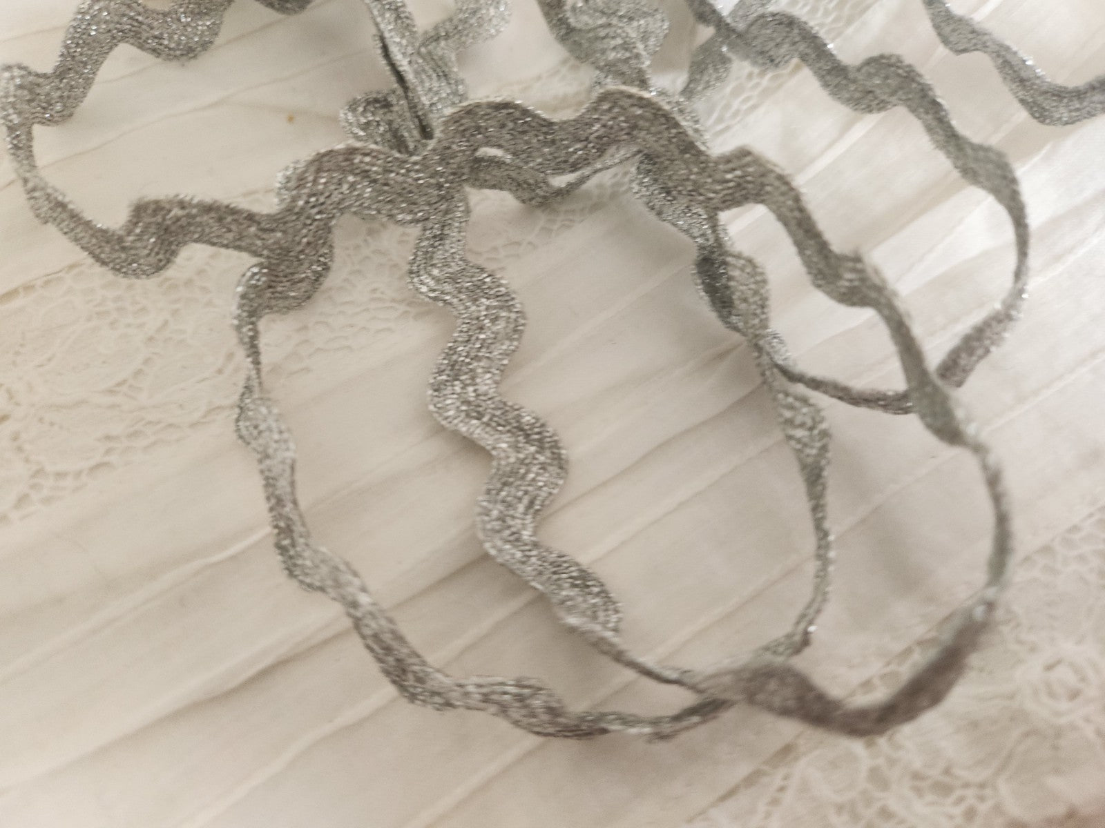 Serpentine ancienne dentelle galon argenté 3 mètres A2