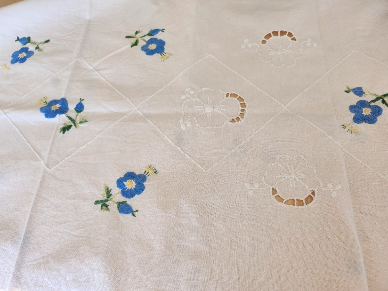 Long chemin de table ancien broderie bleue main 150 cm sur 52 cm B7